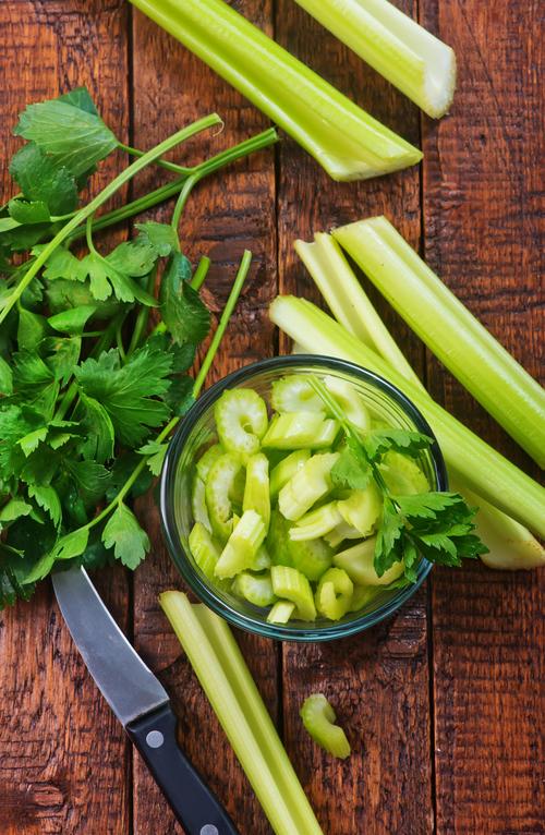 新鲜的蔬菜健康背景图片鲜绿色芹菜白色孤立营销销售篮子里的芹菜背景
